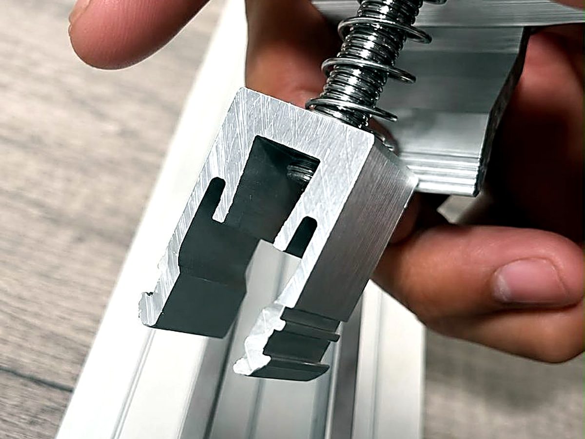 Riel de aluminio anodizado con perno T y abrazadera antes de montarse