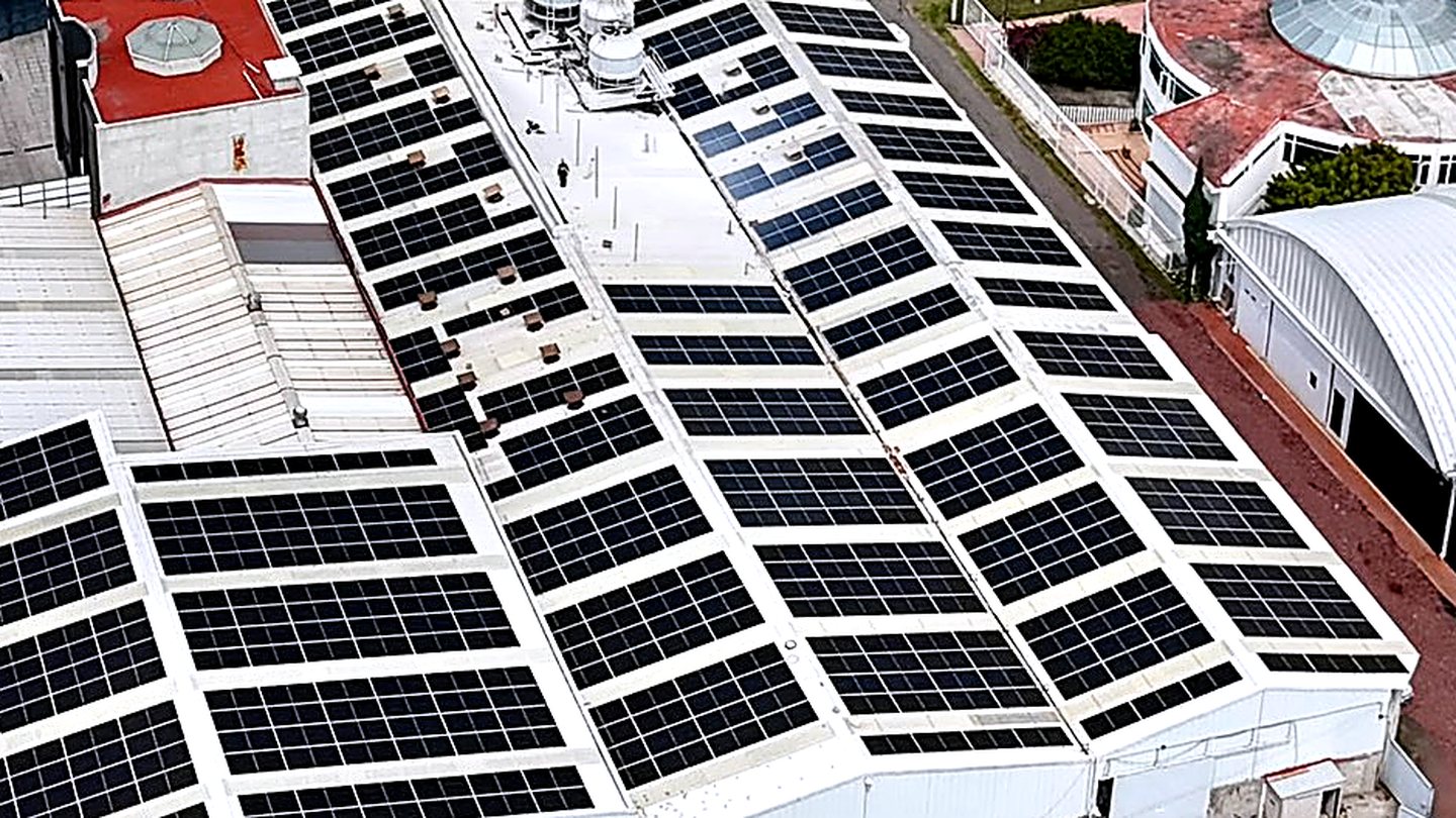 Sistema fotovoltaico instalado sobre la cubierta de una nave industrial
